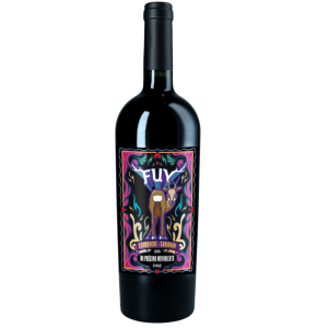 Botella de Fuy Mi Próximo Movimiento, ensamblaje de Carmenere y Carignan de Chile. Vino tinto complejo, elegante y jugoso.