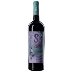 Botella de Schwaderer wines Petit Verdot sobre fondo neutro